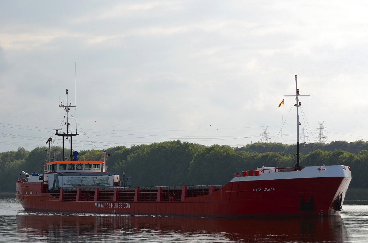 Die Fast Julia IMO-Nummer:8404446 Flagge:Belgien Länge:80.0m Breite:11.0m Baujahr:1985 Bauwerft:Scheepswerf Bijlsma,Wartena Niederlande passiert im Nord-Ostsee-Kanal Rade am 01.06.14