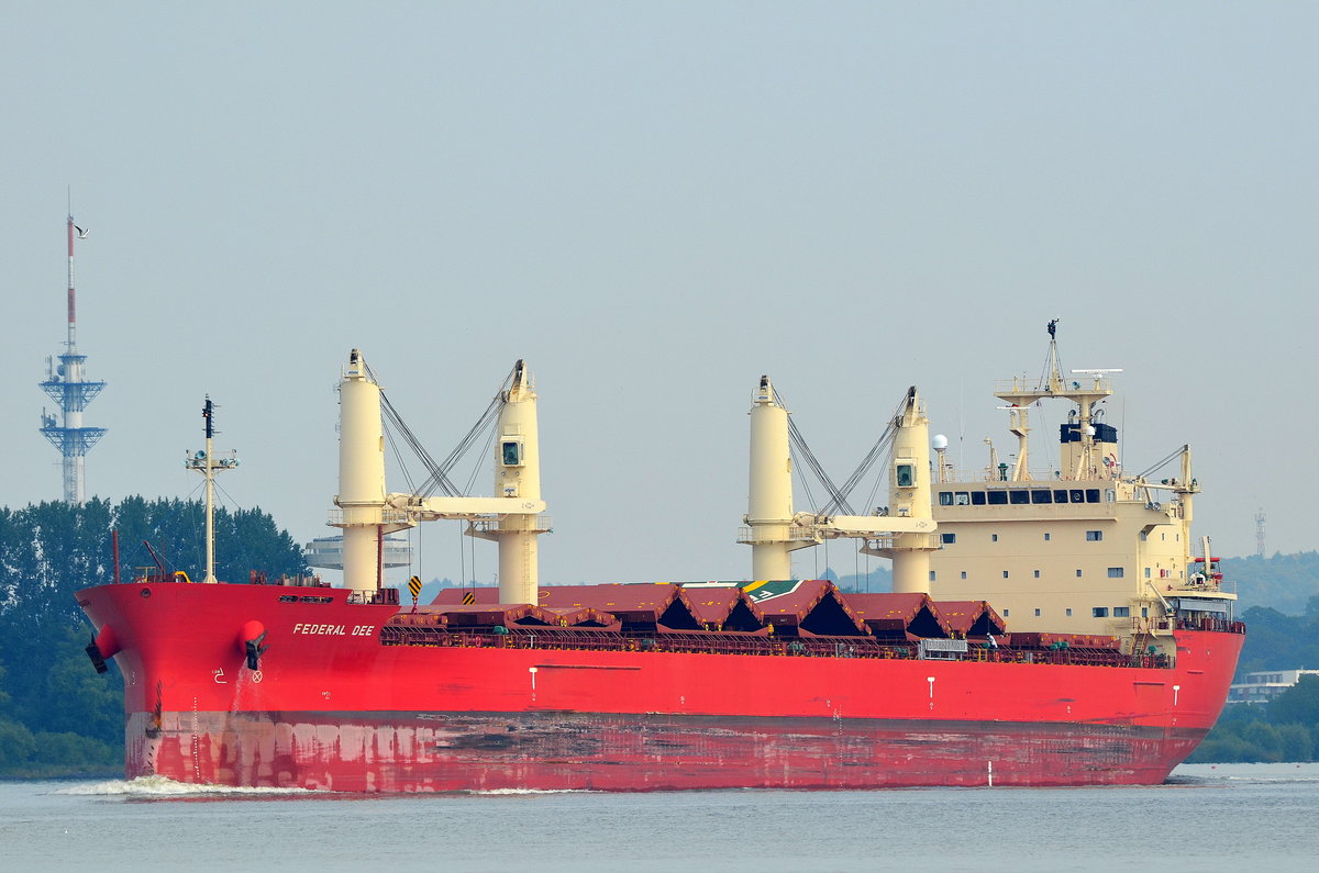 Die Federal Dee IMO-Nummer:9805269 Flagge:Marshallinseln Länge:200.0m Breite:24.0m Baujahr:2018 Bauwerft:Oshima Shipbuilding,Saikai Japan auslaufend aus Hamburg am 28.08.19 bei Lühe.