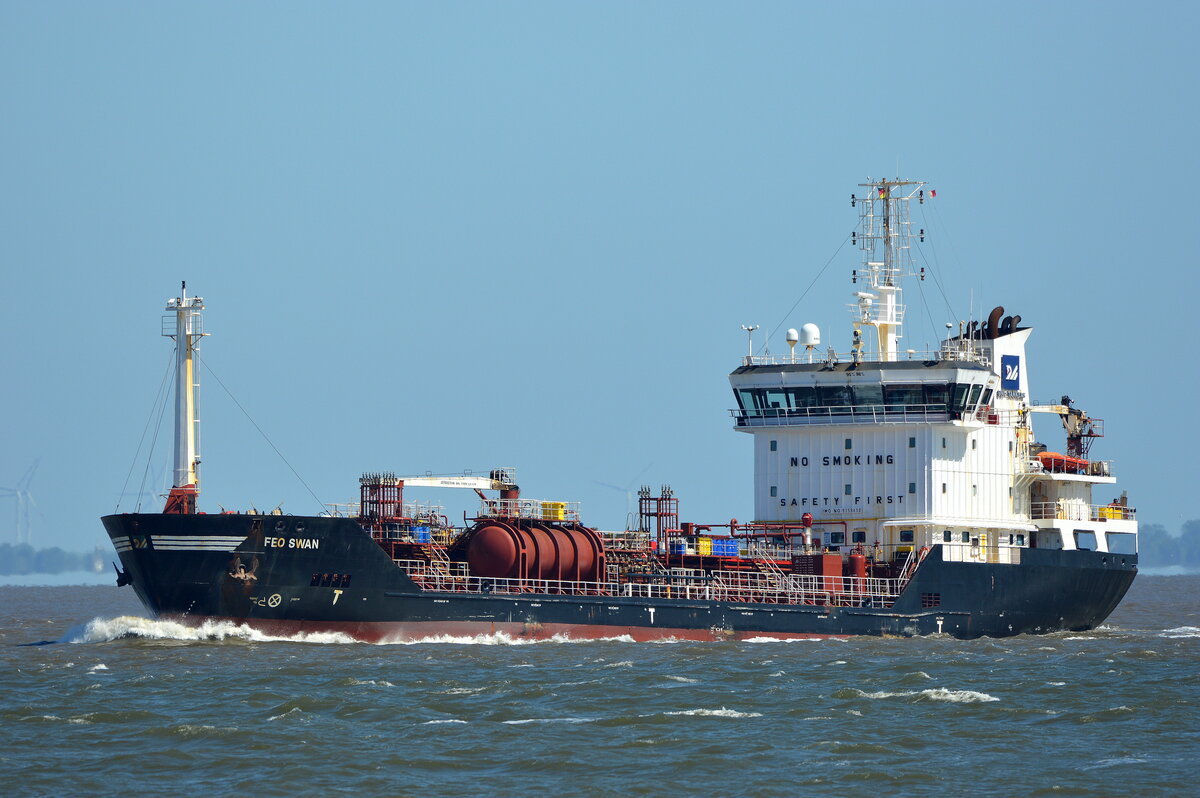 Die FEO SWAN ,�l und Chemikalientanker, IMO-Nummer:9358498 Flagge:Malta L�nge:100.0m Breite:15.0m Baujahr:2007 Bauwerft:Celiktrans Shipbuilding,Istanbul T�rkei vor Cuxhaven am 25.06.26