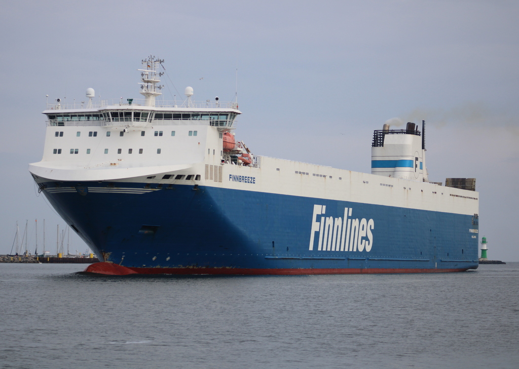 Die Finnbreeze auf ihrem Seeweg von Aarhus nach Helsinki via Rostock beim Einlaufen am Morgen des 08.06.2024 in Warnemünde.