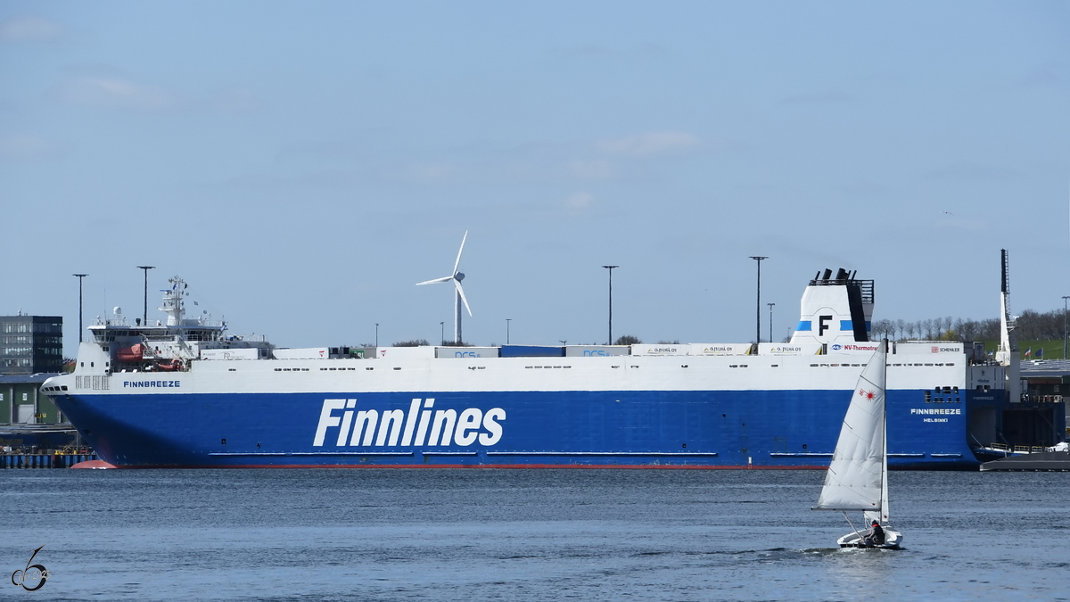 Die FINNBREEZE (IMO: 9468889) wir hier Ende April 2023 am Skandinavienkai Travemünde beladen.