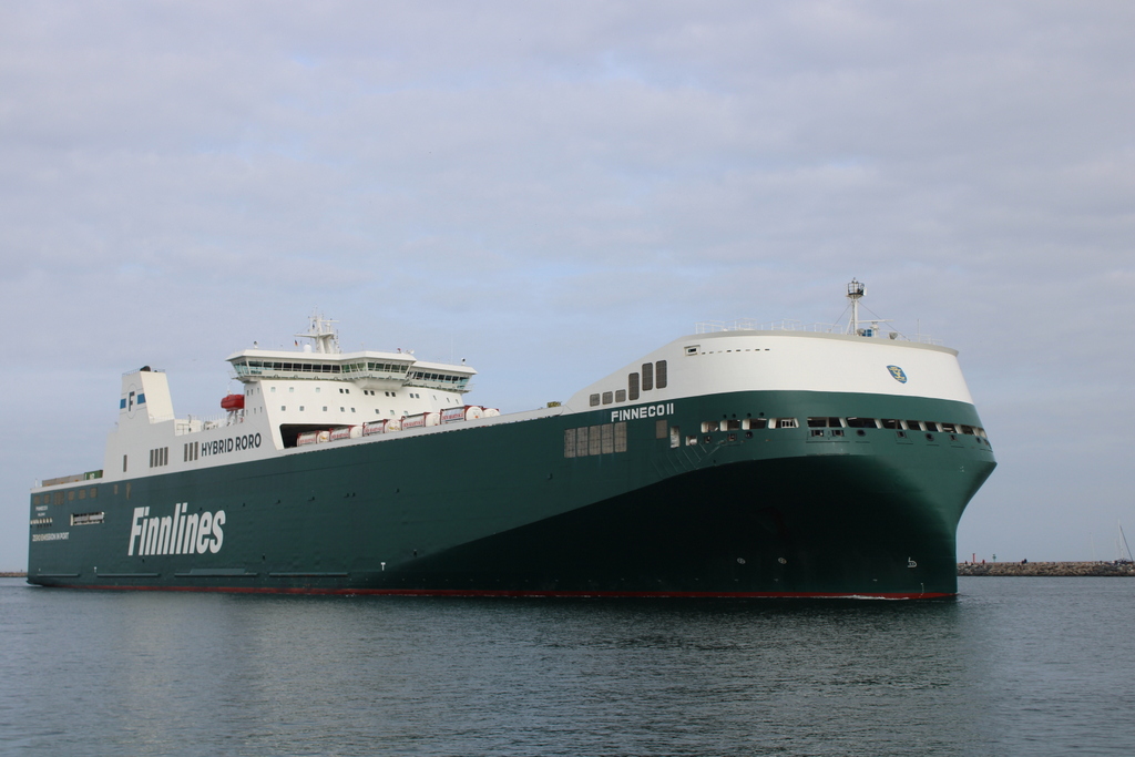 Die Finneco II auf dem Seeweg von Antwerpen nach Hanko via Rostock-Überseehafen beim Einlaufen am Mittag des 02.10.2023 in Warnemünde.