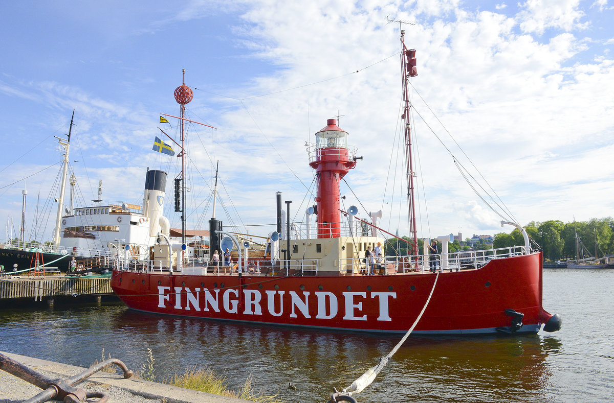 Die Finngrundet ist ein als Museumsschiff genutztes schwedisches Feuerschiff. Die Finngrundet gehört zum Seehistorischen Museum und liegt im Bereich Galärvarvet an der Westseite der Insel Djurgården in Stockholm in der Ladugårdslandsviken. Das Schiff wurde im Jahr 1903 in Gävle gebaut. Länge: 31 Meter. Breite: 6,85 Meter. Tiefgang: max. 3,1 Meter.
Aufnahme: 27. Juli 2017.