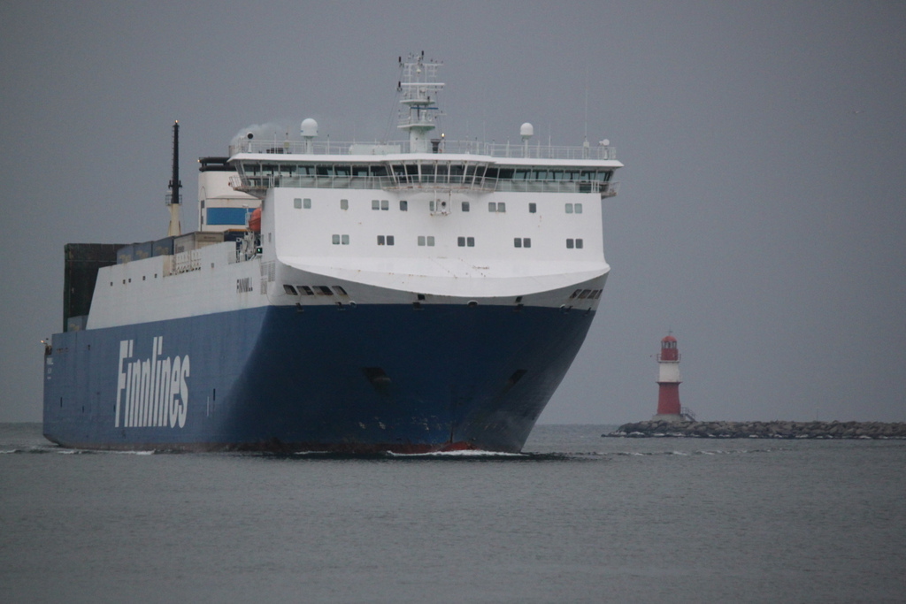 Die Finnlines Fähre Finnmill auf ihrem Seeweg vom finnischen Hanko nach Rostock-Überseehafen beim Einlaufen in Warnemünde.25.01.2019