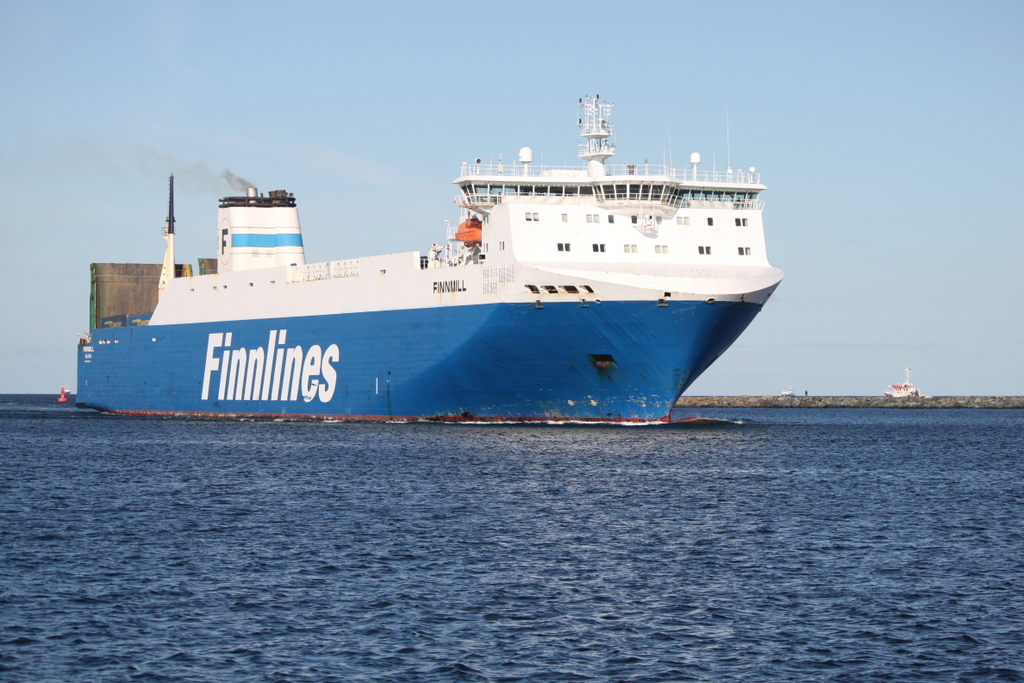 Die Finnlines Fähre Finnmill auf ihrem Seeweg vom finnischen Hanko nach Rostock-Überseehafen beim Einlaufen um 13:20 Uhr in Warnemünde.22.02.2019