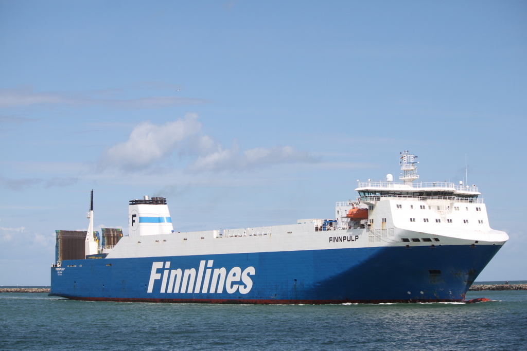 Die Finnlines Fähre Finnpulp auf ihrem Seeweg vom finnischen Hanko nach Rostock-Überseehafen beim Einlaufen in Warnemünde.03.05.2019