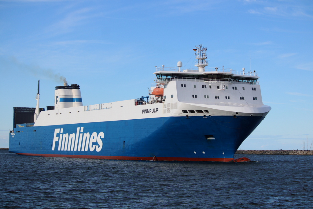 Die Finnlines Fähre FINNPULP auf ihrem Seeweg vom finnischen Hanko nach Rostock-Überseehafen beim Einlaufen am 01.09.2020 in Warnemünde.