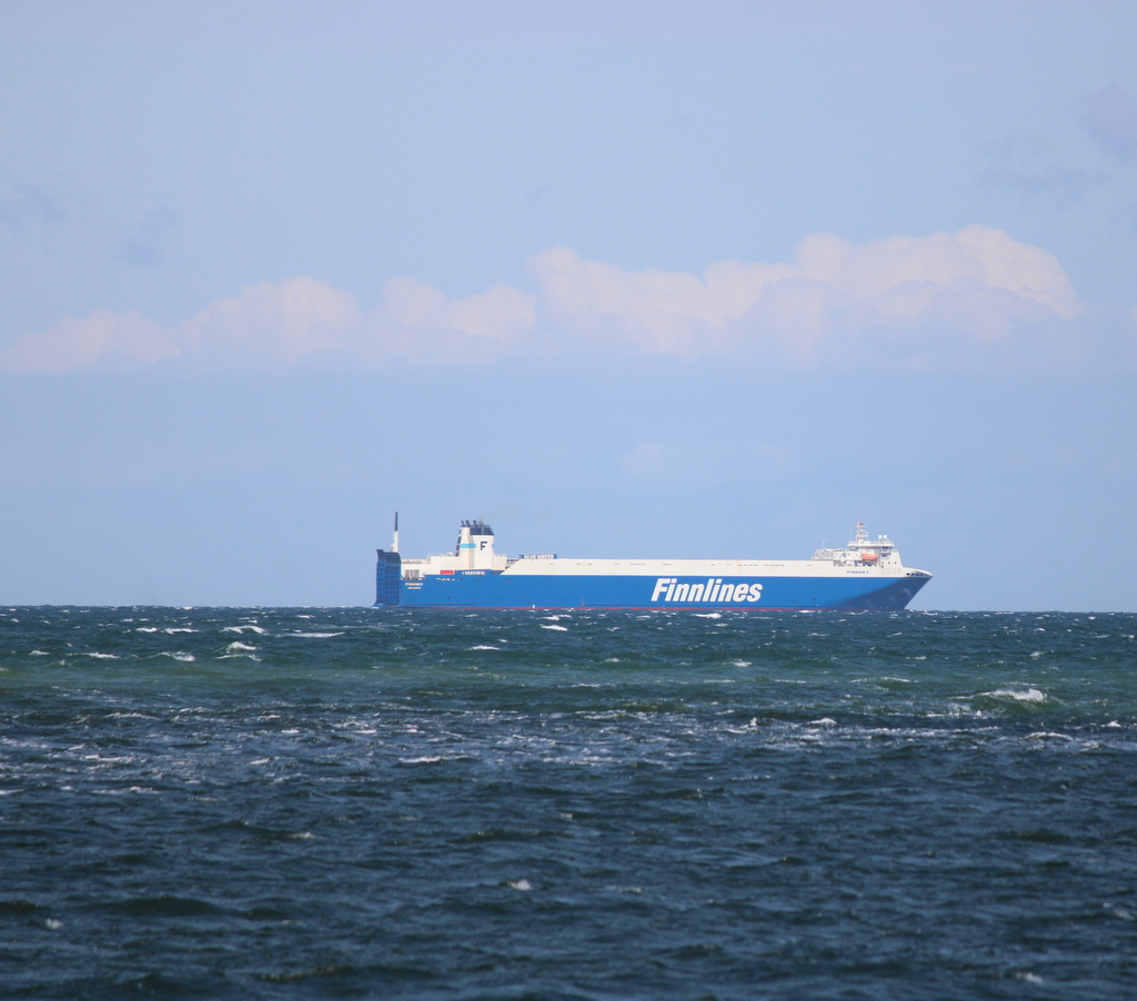 Die Finnlines Fähre Finnsky am Mittag des 16.05.2020 auf der Ostsee vor Warnemünde.