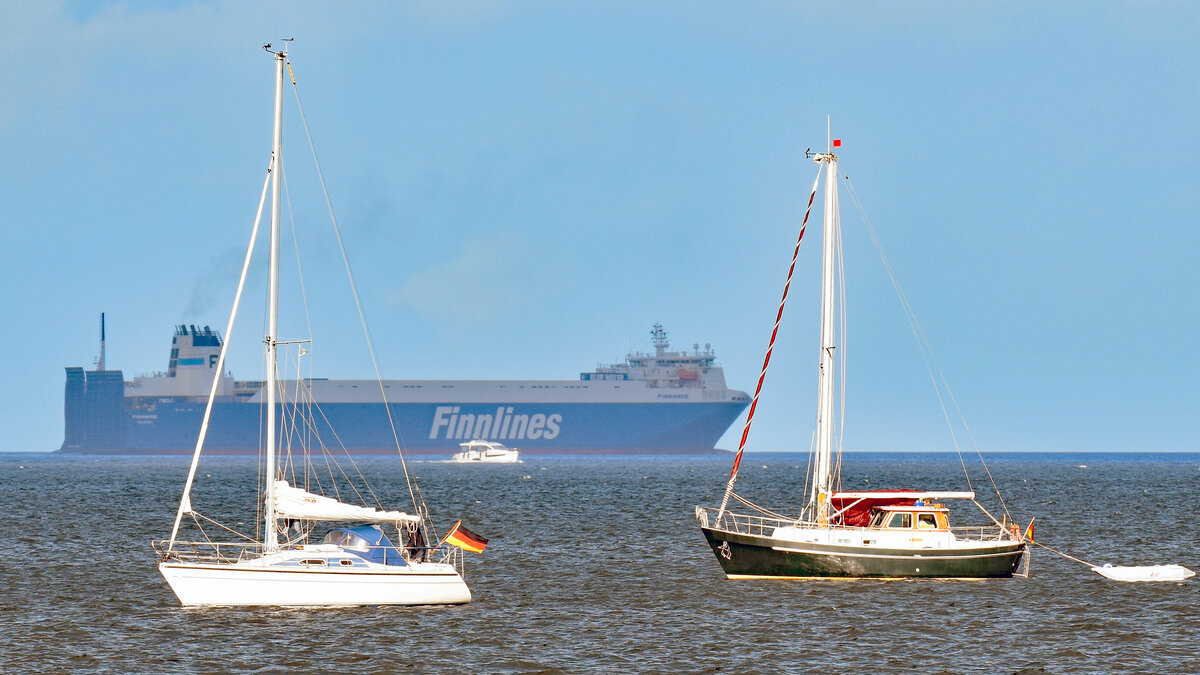 Die Finnlines-Fähre FINNWAVE und zwei Segelboote am 02.10.2022 in der Ostsee vor Lübeck-Travemünde