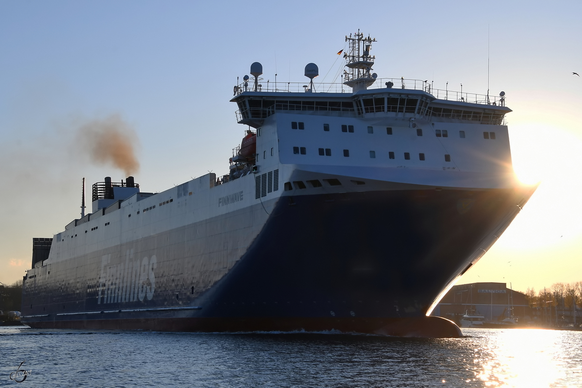 Die Finntide (IMO: 9468920) verlässt zum Abend den Skandinavienkai. (Travemünde, April 2019)