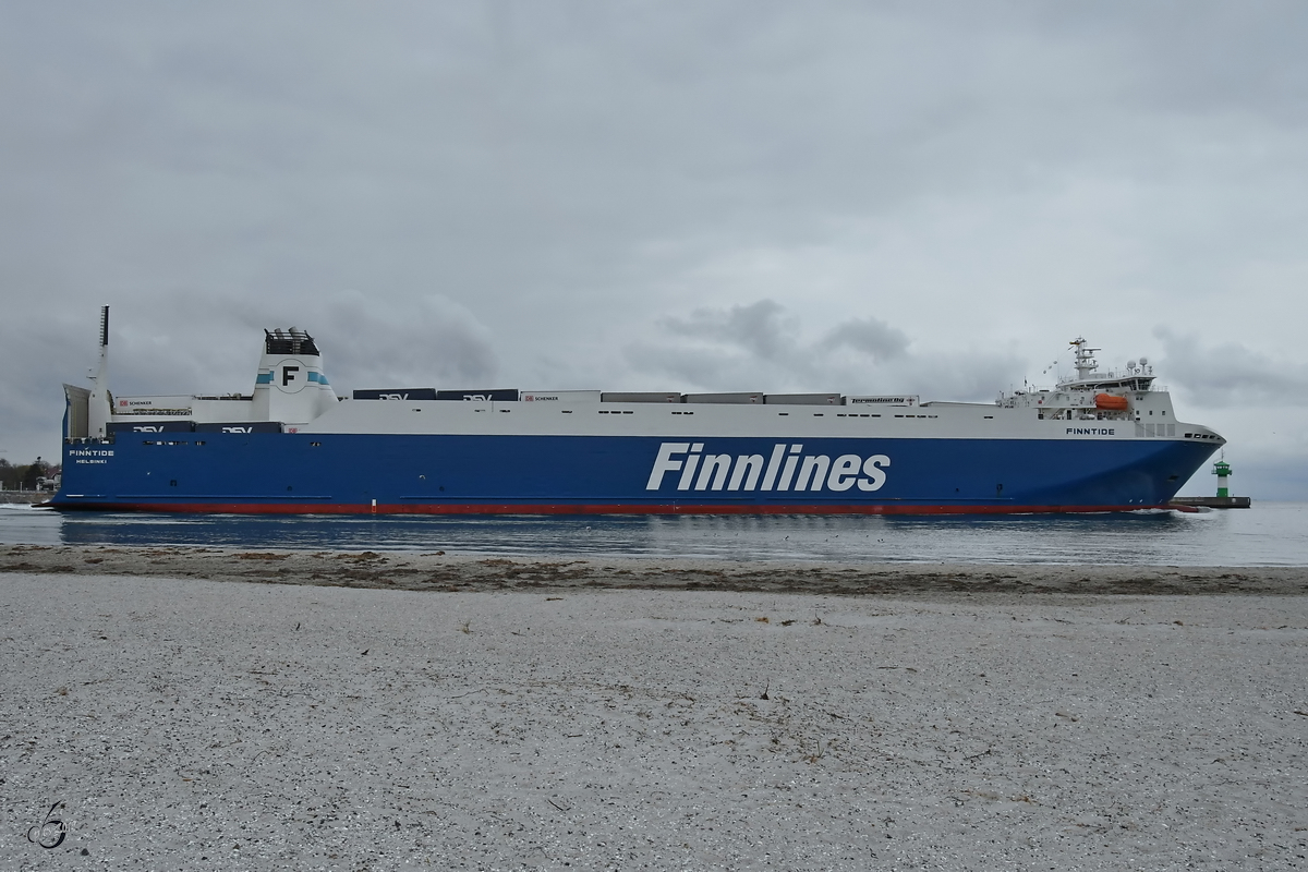 Die Finntide (IMO: 9468920) verlässt Travemünde auf dem Weg zur Ostsee. (April 2019)