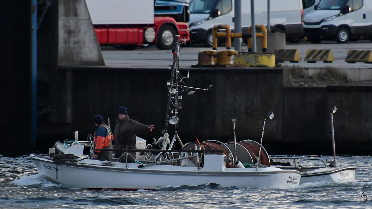 Die Fischereiboote GOT 1b  Eva Jolina  und GOT 11a  Möve  auf der Trave unterwegs. (Travemünde, April 2019)