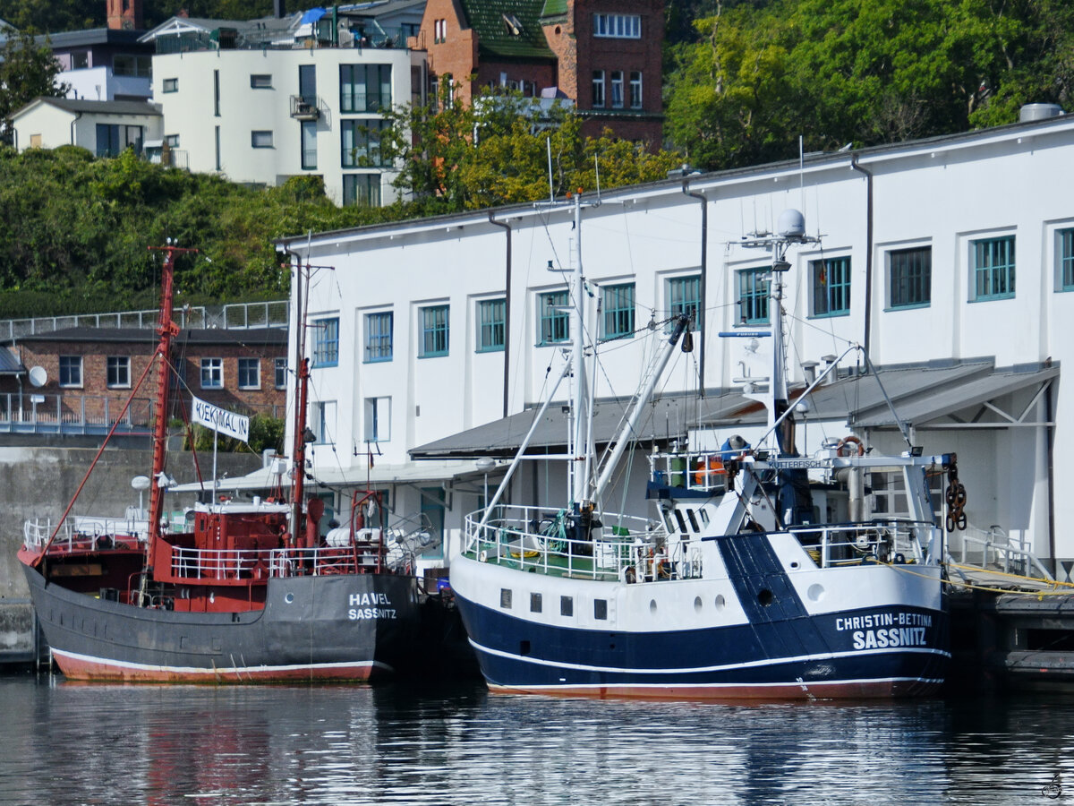 Die Fischkutter SAS 111 CHRISTIN-BETTINA & HAVEL sind hier Mitte August 2023 im Sassnitzer Hafen zu sehen.