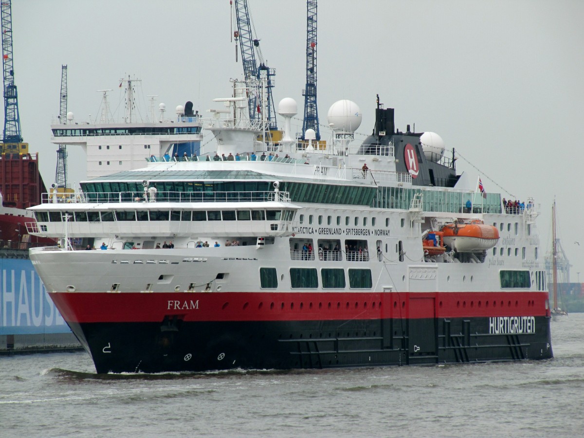 Die Fram (IMO 9370018 , 114 x 20,2) ist ein Hurtigrouten-Schiff und läuft am 05.05.2014 Höhe Landungsbrücken die Elbe zu Berg.