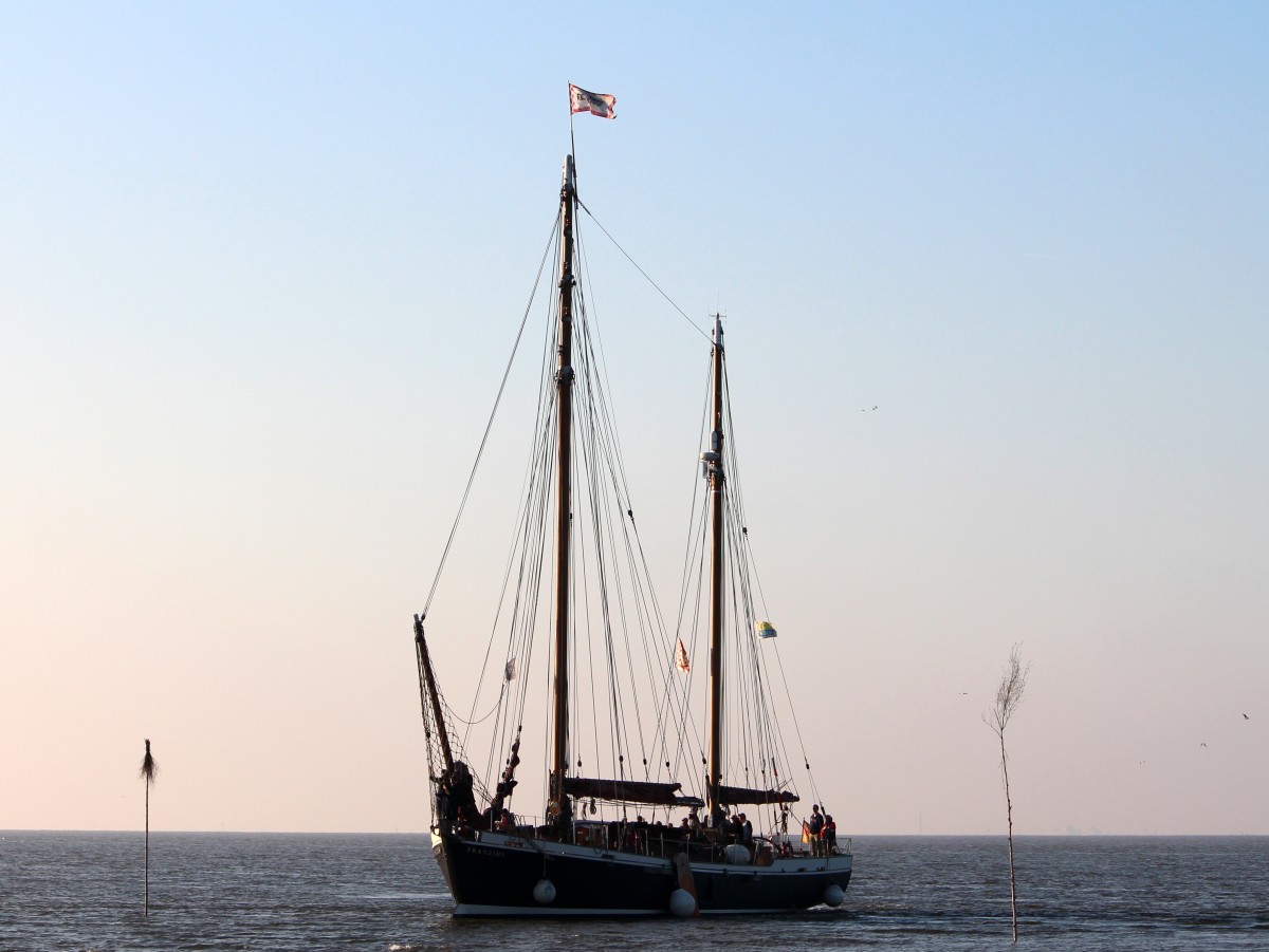 Die Franzius am 08.06.2014 bei der Einfahrt in den Hafen von Fedderwardersiel.