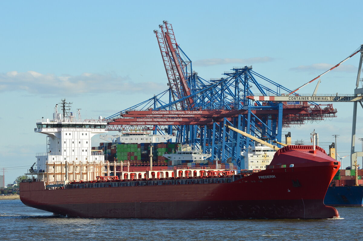 Die FREDERIK IMO-Nummer:9328637 Flagge:Antigua und Barbuda ex. Malta L�nge:155.0m Breite:24.0m Baujahr:2005 Bauwerft:Detlef Hegemann Rolandwerft,Berne Deutschland im Hamburger Hafen am 08.05.26