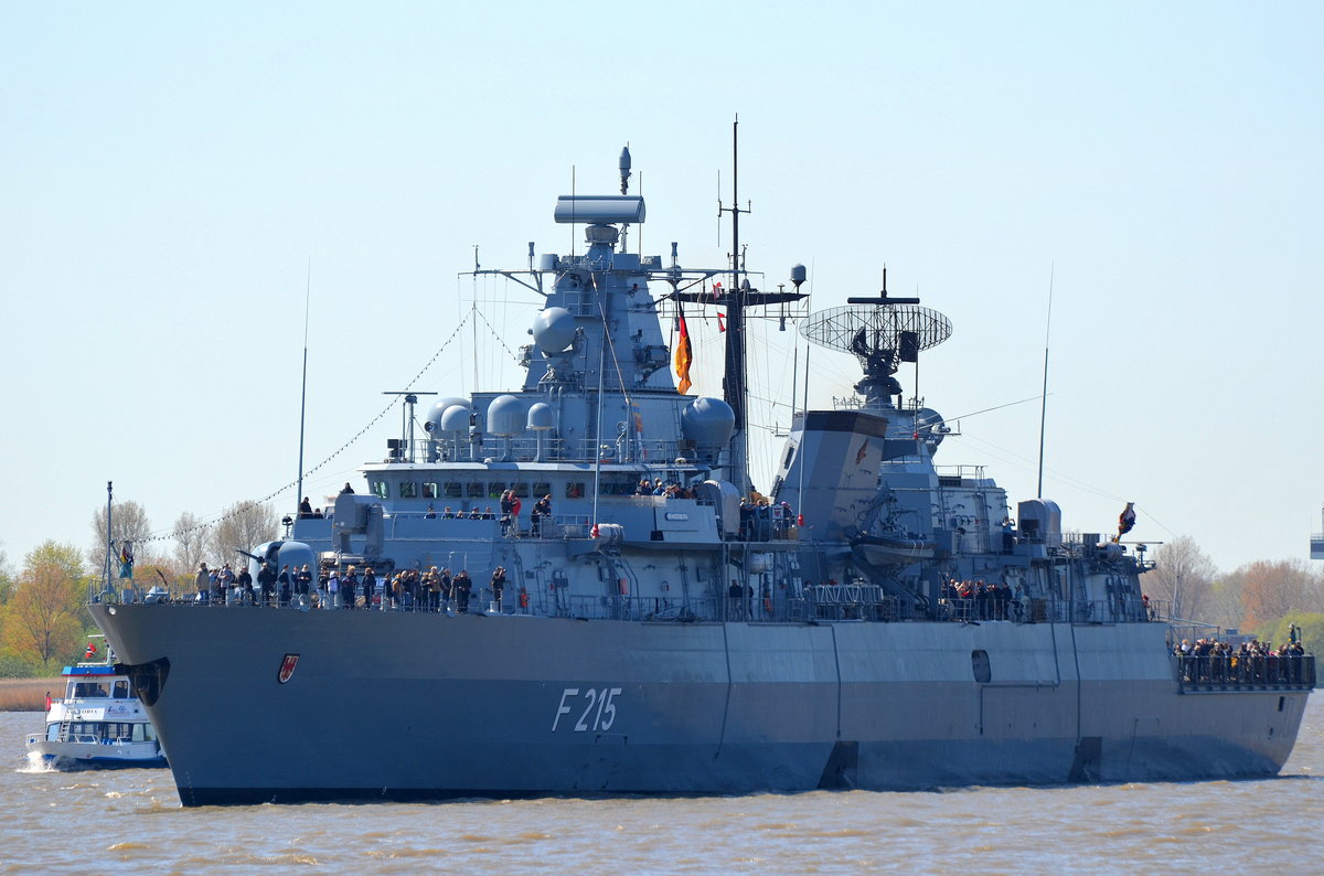 Die Fregatte F215 Brandenburg Flagge:Deutschland Länge:139.0m Breite:17.0m führte die Einlaufparade des 827. Hamburger Hafengeburtstags an aufgenommen am 05.05.16 vom Ponton Op'n Bulln.
