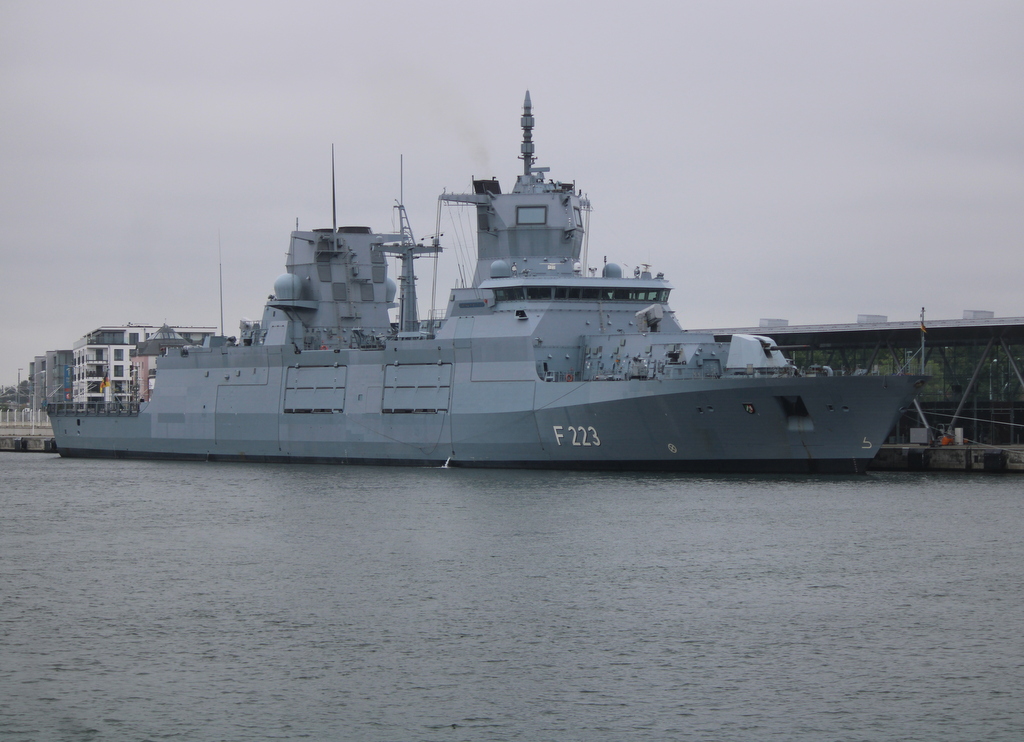 Die Fregatte NORDRHEIN WESTFALEN lag am Mittag des 03.07.2021 in Warnemünde am Liegeplatz P 8