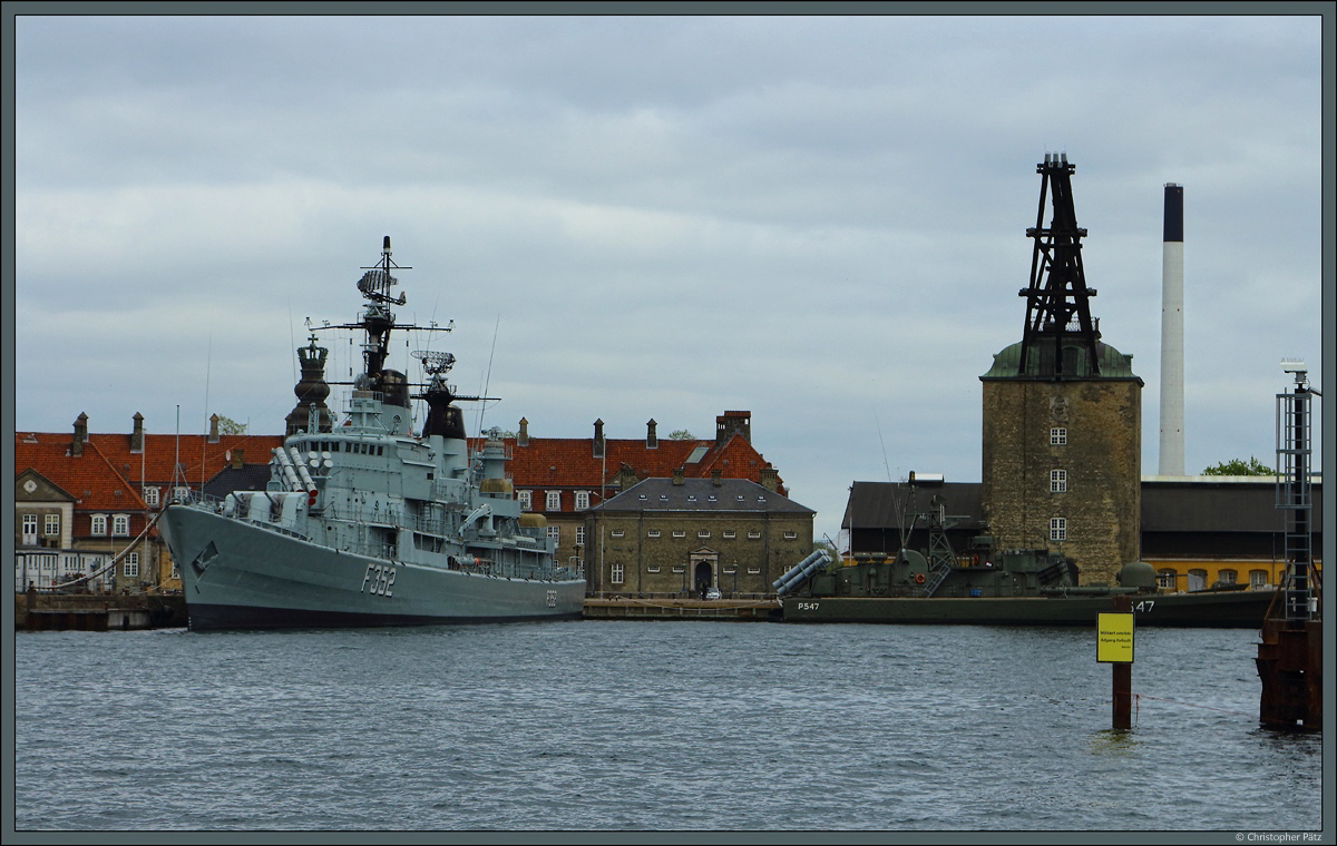 Die Fregatte  Peder Skram  im Marinemuseum in Kopenhagen. Rechts ist der historische Hafenkran von 1742 zu sehen. (28.04.2019) 