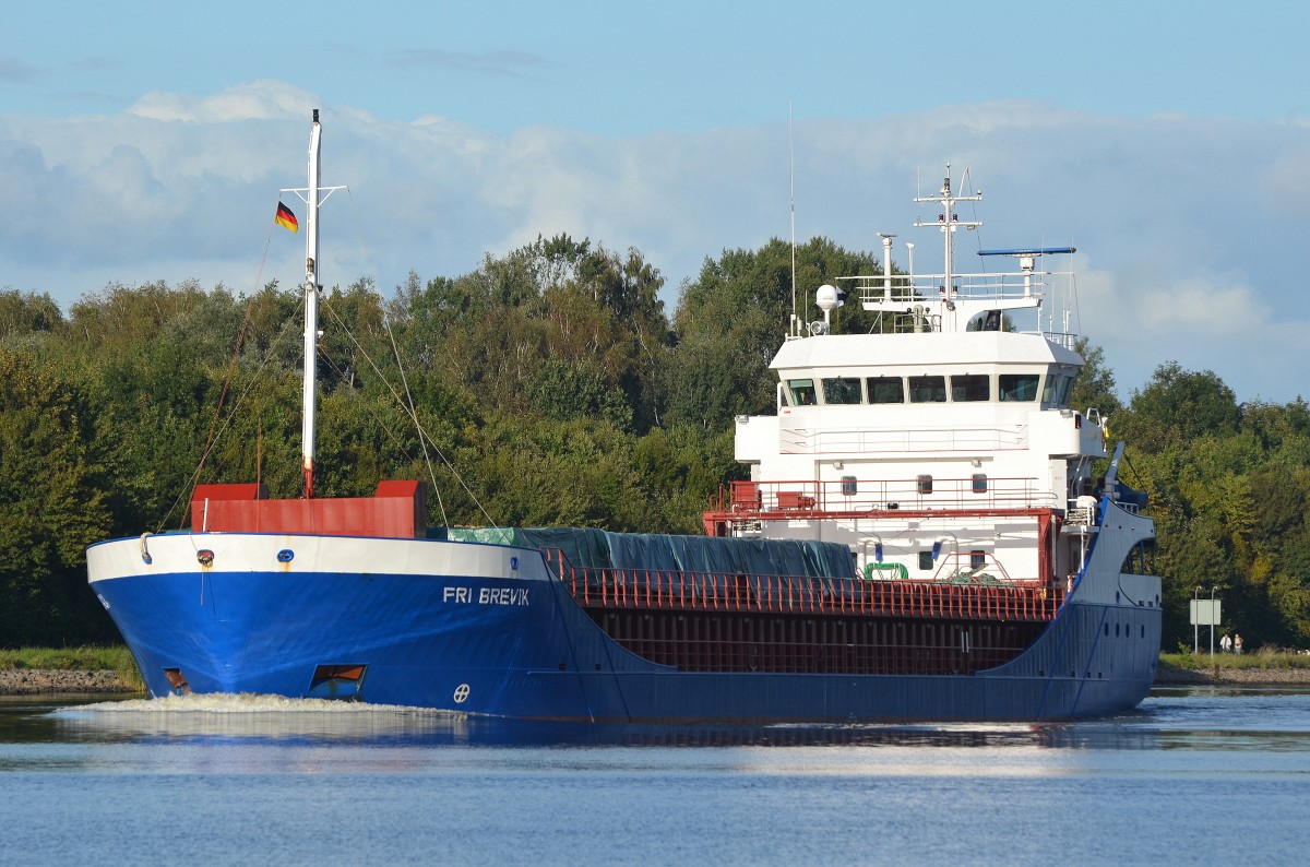 Die Fri Brevik IMO-Nummer:9190183 Flagge:Zypern ex.Gibraltar Länge:89.0m Breite:14.0m Baujahr:2001 Bauwerft:Peters Scheepswerf,Kampen Niederlande am 26.09.15 im Nord-Ostsee-Kanal bei Fischerhütte. 