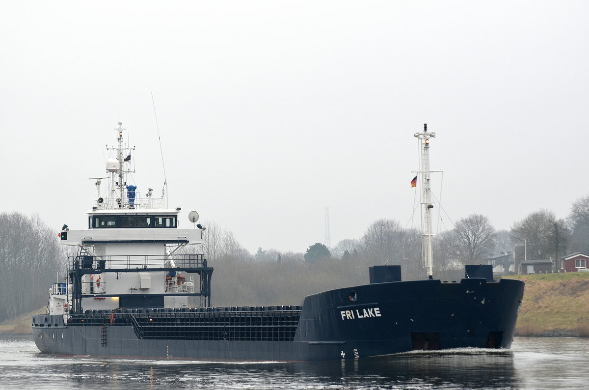 Die Fri Lake IMO-Nummer:9195664 Flagge:Bahamas Länge:89.0m Breite:12.0m Baujahr:1999 Bauwerft:Damen Shipyards Bergum,Bergum Niederlande am 04.02.17 bei Rendsburg im Nord-Ostsee-Kanal aufgenommen.