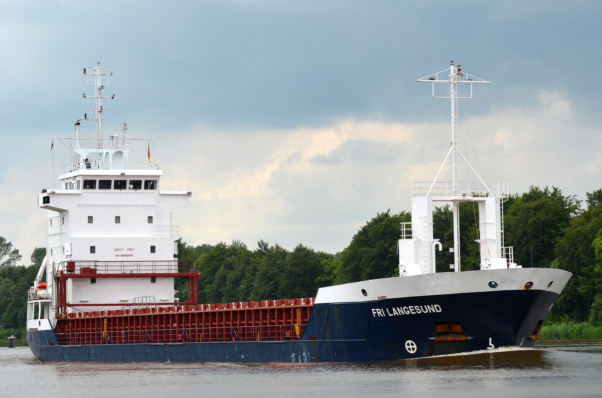 Die Fri Langesund IMO-Nummer:9135743 Flagge:Gibraltar Länge:90.0m Breite:13.0m Baujahr:1997 Bauwerft:Damen Shipyard Hoogezand,Hoogezand Niederlande an der Weiche Fischerhütte im Nord-Ostsee-Kanal aufgenommen am 06.07.14