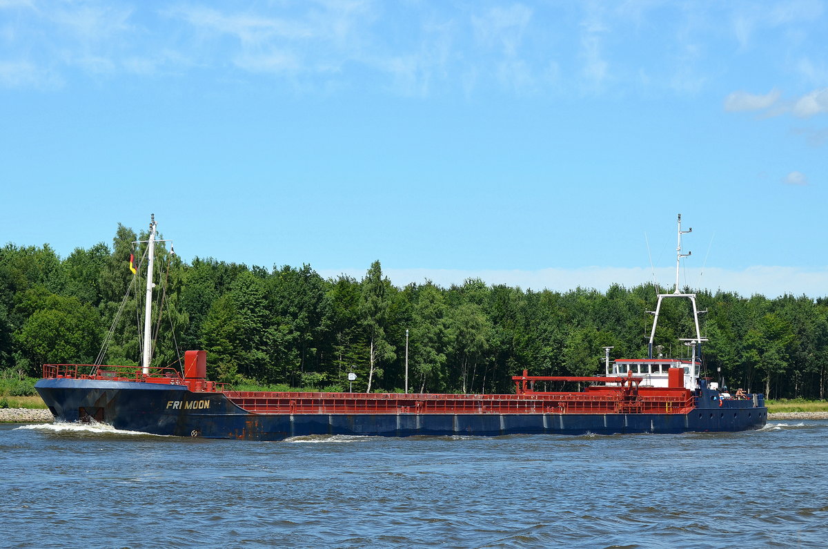 Die Fri Moon IMO-Nummer:9234410 Flagge:Bahamas Länge:90.0m Breite:12.0m Baujahr:2001 Bauwerft:Scheepswerf De Kaap,Meppel Niederlande bei Fischerhütte auf dem Nord-Ostsee-Kanal aufgenommen am 29.06.18