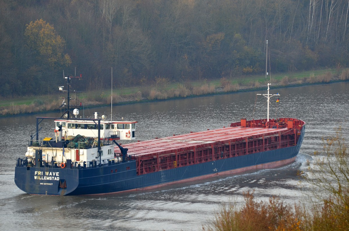 Die Fri Wave IMO-Nummer:8915627 Flagge:Niederländische Antillen Länge:83.0m Breite:13.0m Baujahr:1990 Bauwerft:Cassens Werft,Emden Deutschland an der Hochbrücke Grünental im Nord-Ostsee-Kanal aufgenommen am 23.11.14