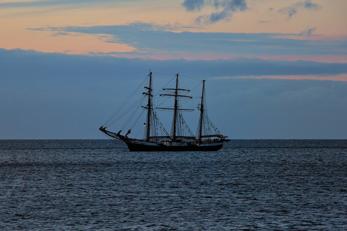 Die Fridtjof Nansen ankert am Abend vor dem Ostseebad Boltenhagen. - 08.07.2015