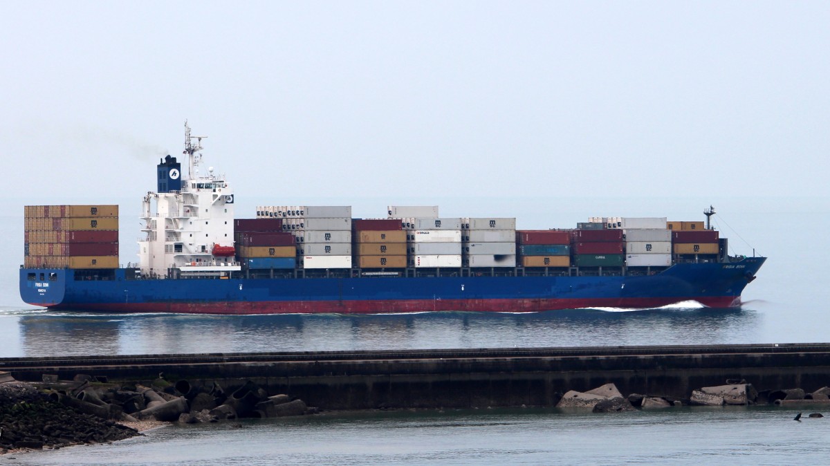 Die Frisia Bonn am 21.04.2014 im Hafen von Le Havre. Sieist 190m lang und 28m breit.