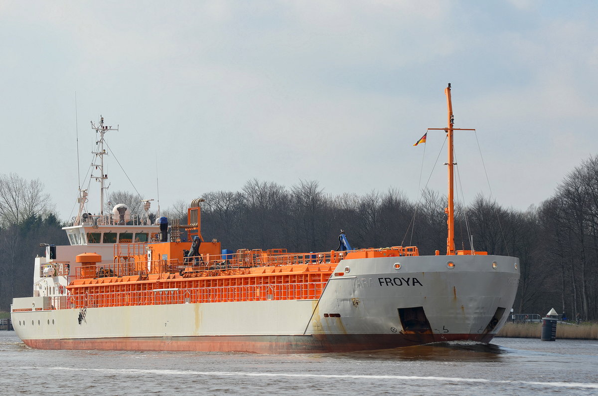 Die Froya IMO-Nummer:9345350 Flagge:Norwegen Länge:83.0m Breite:13.0m Baujahr:2005 Bauwerft:Bodewes Shipyard,Hoogezand Niederlande bei Fischerhütte im Nord-Ostsee-Kanal am 02.04.17