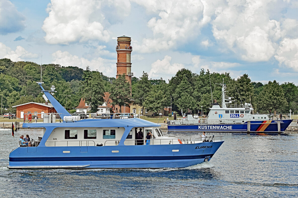Die für Seebestattungen eingesetzte EUREKA fährt am 26.06.2022 in Lübeck-Travemünde am Zollboot PRIWALL vorbei.