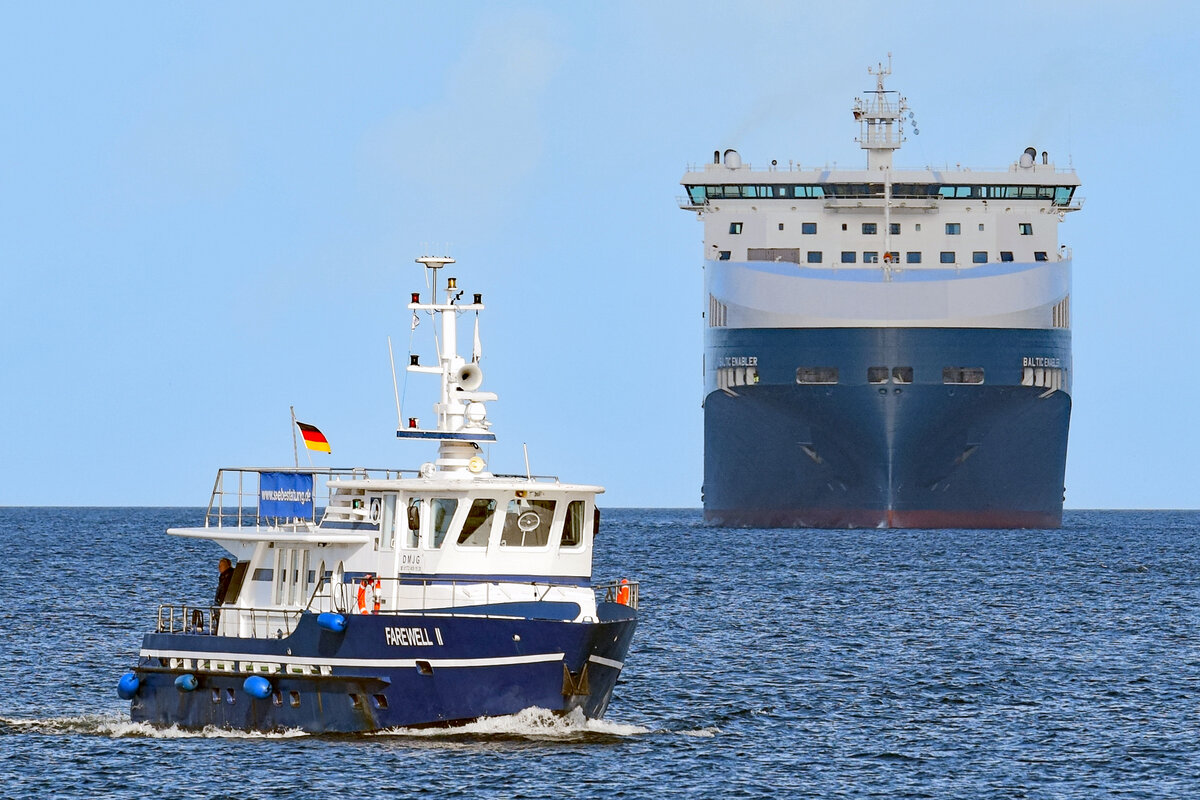 Die für Seebestattungen eingesetzte FAREWELL II am 02.10.2022 in der Ostsee vor Lübeck-Travemünde. Rechts im Bild: BALTIC ENABLER