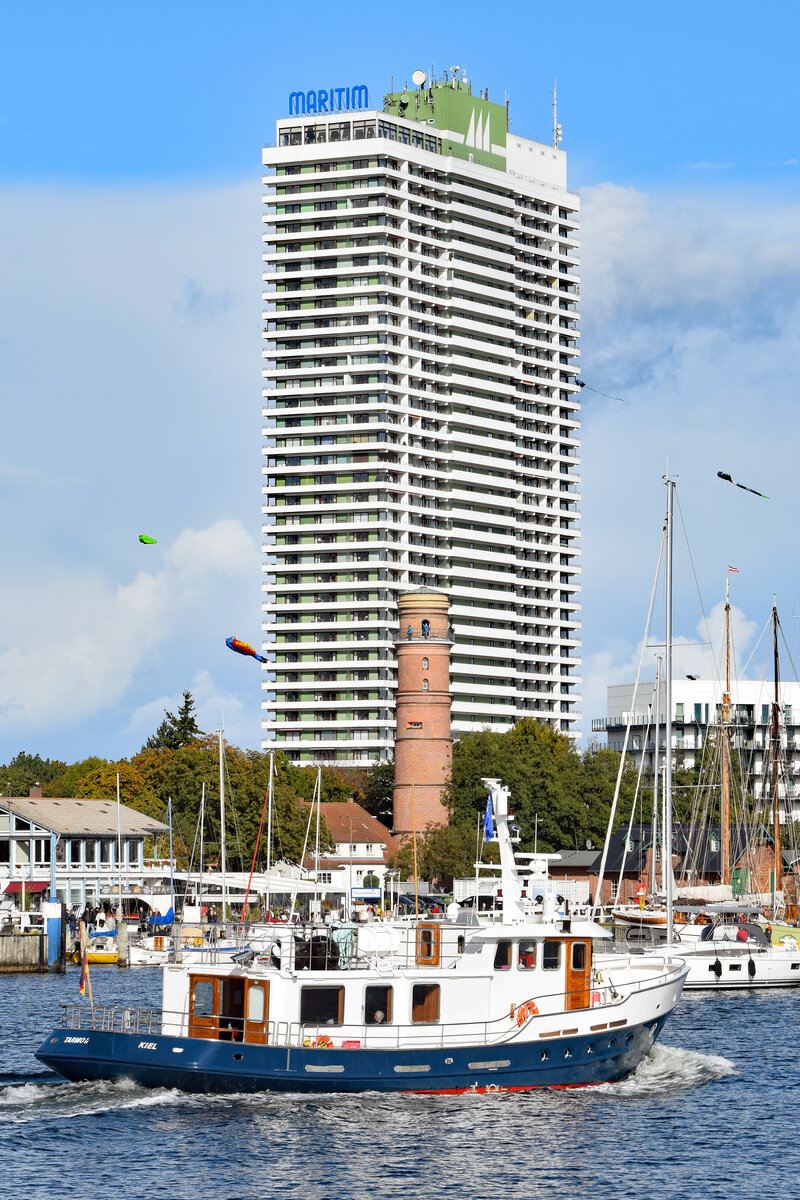 Die für Seebestattungen eingesetzte TARMO II am 02.10.2022 im Hafen von Lübeck-Travemünde