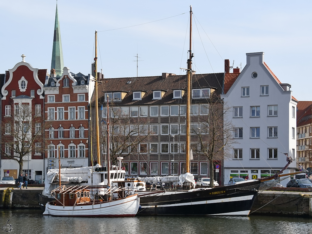 Die Gaffelketsch SIRIUS wurde 1942 in Schweden als Kriegsfischerkutter gebaut, davor die 1935 gebaute RIKKE. (Lübeck, März 2022)