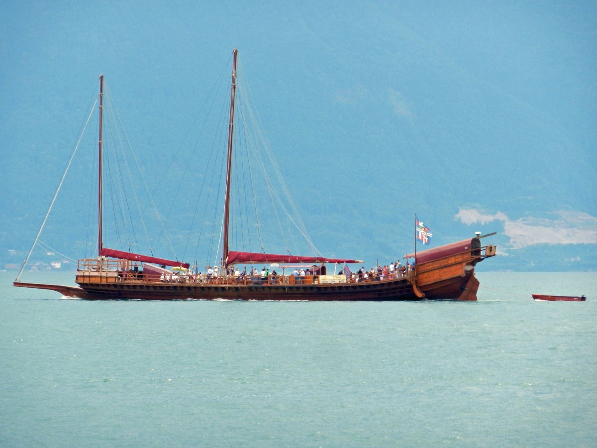 Die Galeere LA LIBERTÉ, auf dem Genfersee (Lac Léman). Sie ist seit 2002 in Betrieb, mit zwei 150 PS starken Dieselmotoren ausgestattet und verfügt auch über ein imposantes Segel. Dieses eindrucksvolle Schiff von 57 m Länge und 8,90 m Breite wurde von arbeitslosen Handwerkern nach einem Modell aus dem 17. Jahrhundert gebaut - 28.06.2014
