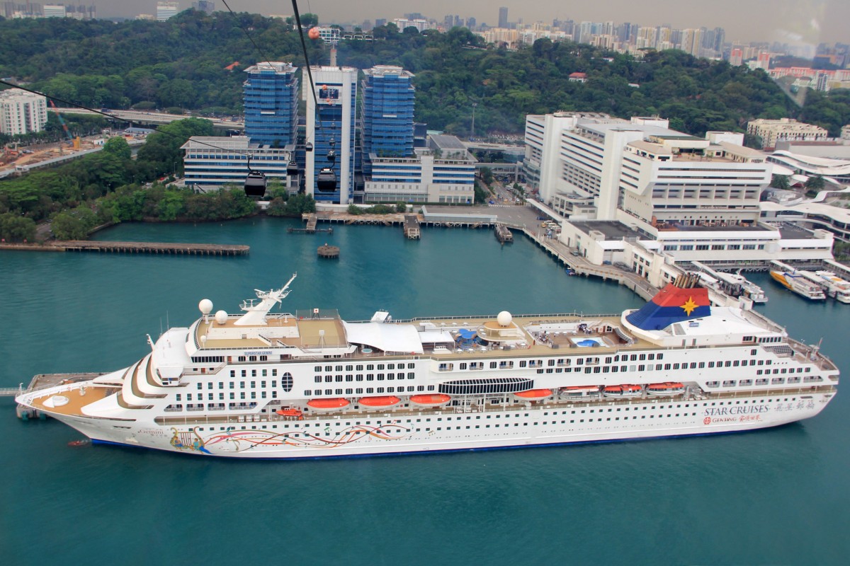 Die Gemini der Star Cruises in Singapur. IMO: 9008419. Dieses Schiff lief 1992 als Dreamward vom Stapel. 1998/99 wurde es in der Lloyd Werft in Bremerhaven um 40 Meter verlängert und war als Norwegian Dream, für Norewgian Cruse, bis am 3.November 2008 unterwegs. Seit 2013 fährt die, als Gemini, für die Star Cruises. Bild aus der Schwebebahn nach Sentosa (Singapur) an 4.4.2014 aufgenommen.