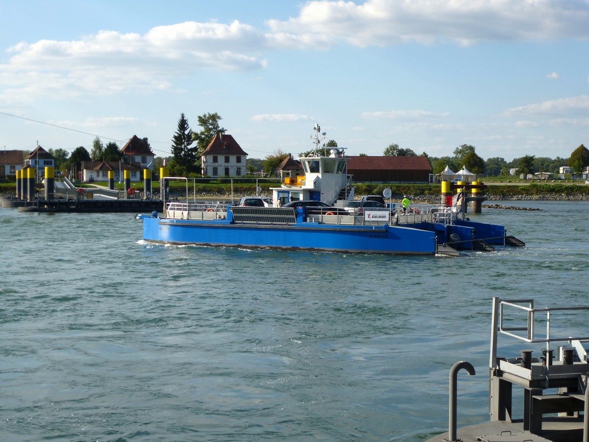 die Gierseilfhre hat in Plitterdorf abgelegt und berquert den Rhein zum Ort Seltz im Elsa, Sept.2015