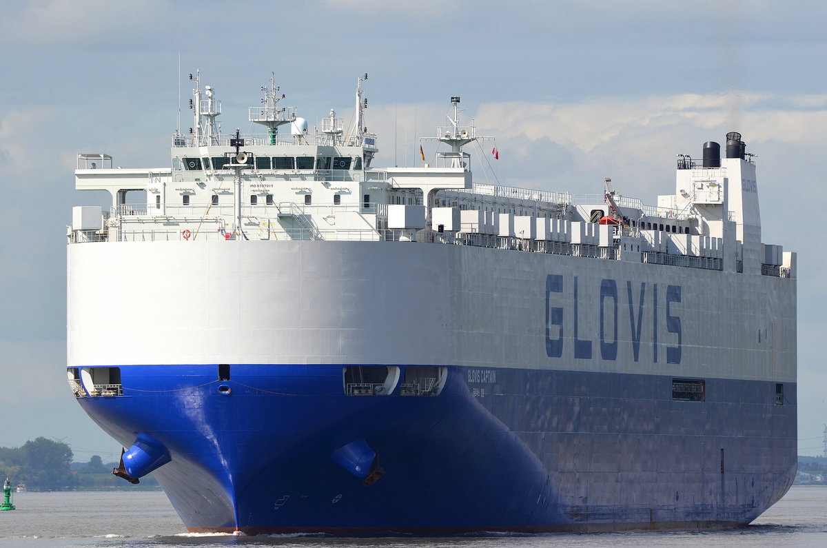 Die GLOVIS CAPTAIN IMO-Nummer:9707015 Flagge:Marshallinseln Länge:199.0m Breite:32.0m Baujahr:2015 Bauwerft:Hyundai Samho Heavy Industries,Samho Südkorea nach Hamburg einlaufend vor Blankenese am 31.08.20