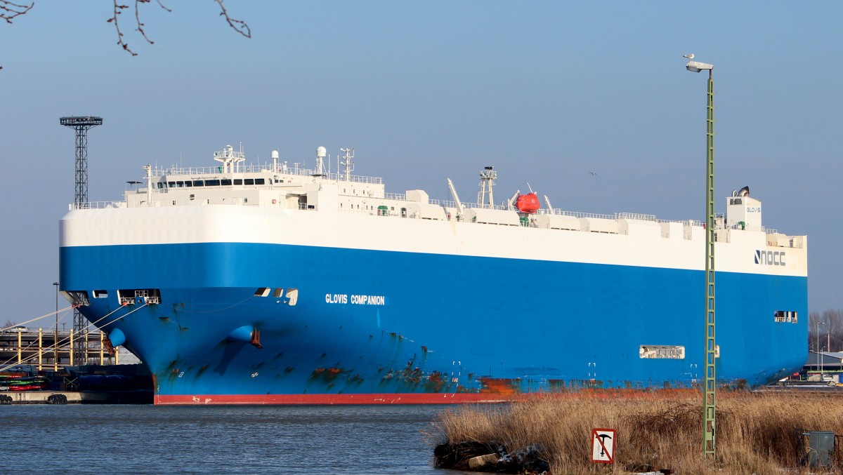 Die Glovis Companion am 28.01.2014 im Hafen von Bremerhaven. Sie ist 200m lang und 32m breit.