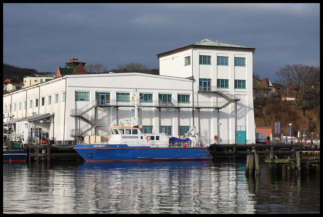 Die GOLDBUTT der Fischereiaufsicht lag am 27.2.2017 vor dem imposanten Lagergebäude im Hafen Sassnitz.