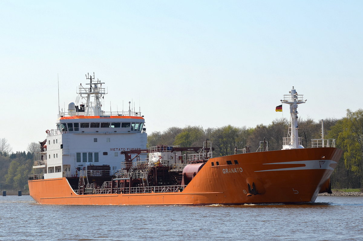 Die Granato IMO-Nummer:9201774 Flagge:Italien Länge:121.0m Breite:16.0m Baujahr:2000 Bauwerft:Cantiere Navale Mario Morini,Ancona Italien bei Fischerhütte auf dem Nord-Ostsee-Kanal am 19.04.19