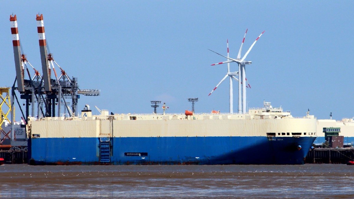 Die Grand Vega am 18.07.2013 auf der Weser vor Bremerhaven bei der Einfahrt in die Nordschleuse.