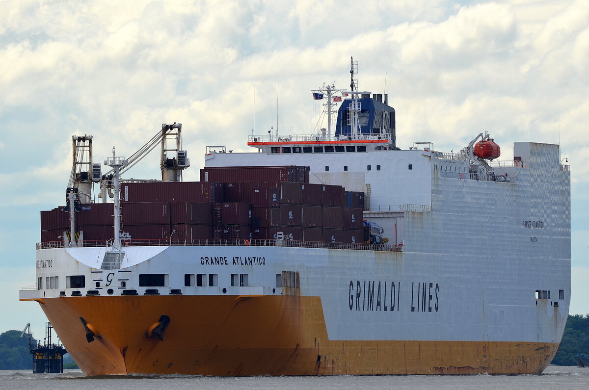 Die GRANDE ATLANTICO IMO-Nummer:9130951 Flagge:Malta Länge:214.0m Breite:32.0m Baujahr:1999 Bauwerft:Fincantieri,Palermo Italien beim einlaufen nach Hamburg vom Fähranleger Teufelsbrück aufgenommen am 06.07.21