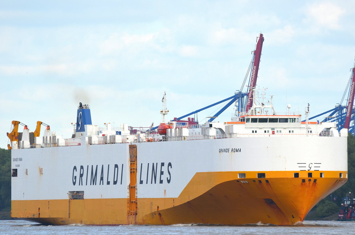 Die Grande Roma IMO-Nummer:9247936 Flagge:Italien Länge:196.0m Breite:31.0m Baujahr:2003 Bauwerft:Uljanik Shipyard,Pula Kroatien auslaufend aus Hamburg aufgenommen vom Fähranleger Teufelsbrück am 17.06.17