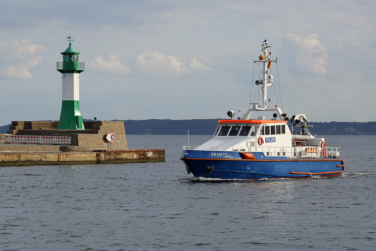 Die GRANITZ der WSP Höhe frisch gestrichenem Sassnitzer Leuchtturm . - 08.09.2018