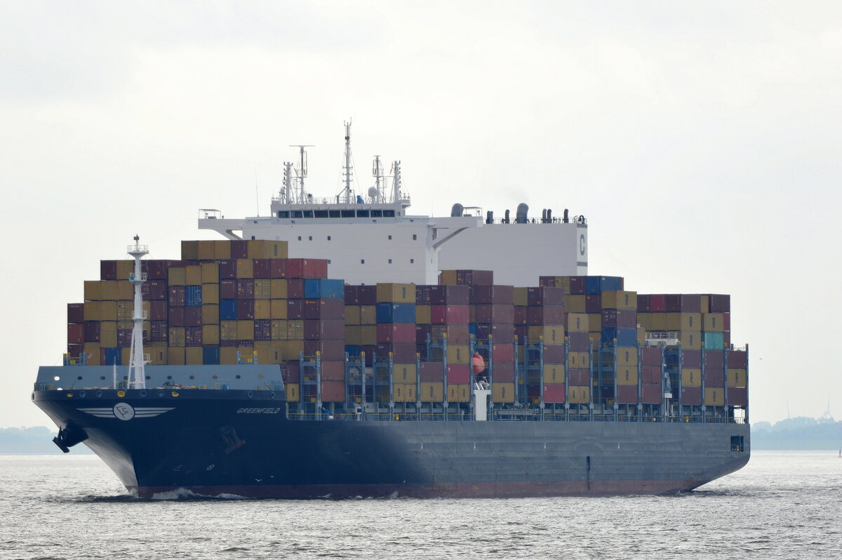 Die GREENFIELD IMO-Nummer:9970026 Flagge:Malta L�nge:272.0m Breite:43.0m Baujahr:2024 Bauwerft:Daehan Shipbuilding,S�dkorea vor der Alten Liebe Cuxhaven am 18.06.26