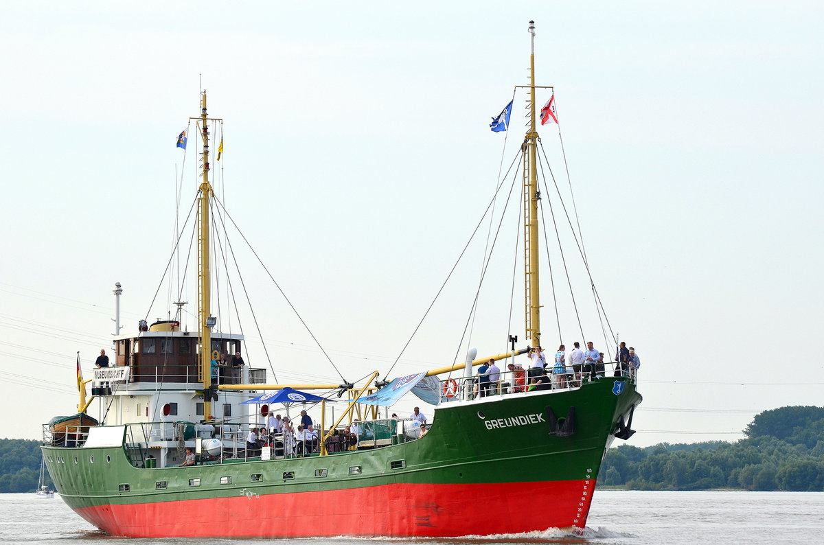 Die Greundiek IMO-Nummer:5148998 Flagge:Deutschland Länge:47.0m Breite:7.0m Baujahr:1950 Bauwerft:Rickmers Werft,Bremerhaven Deutschland auf Elbe bei Lühe aufgenommen am 23.07.16