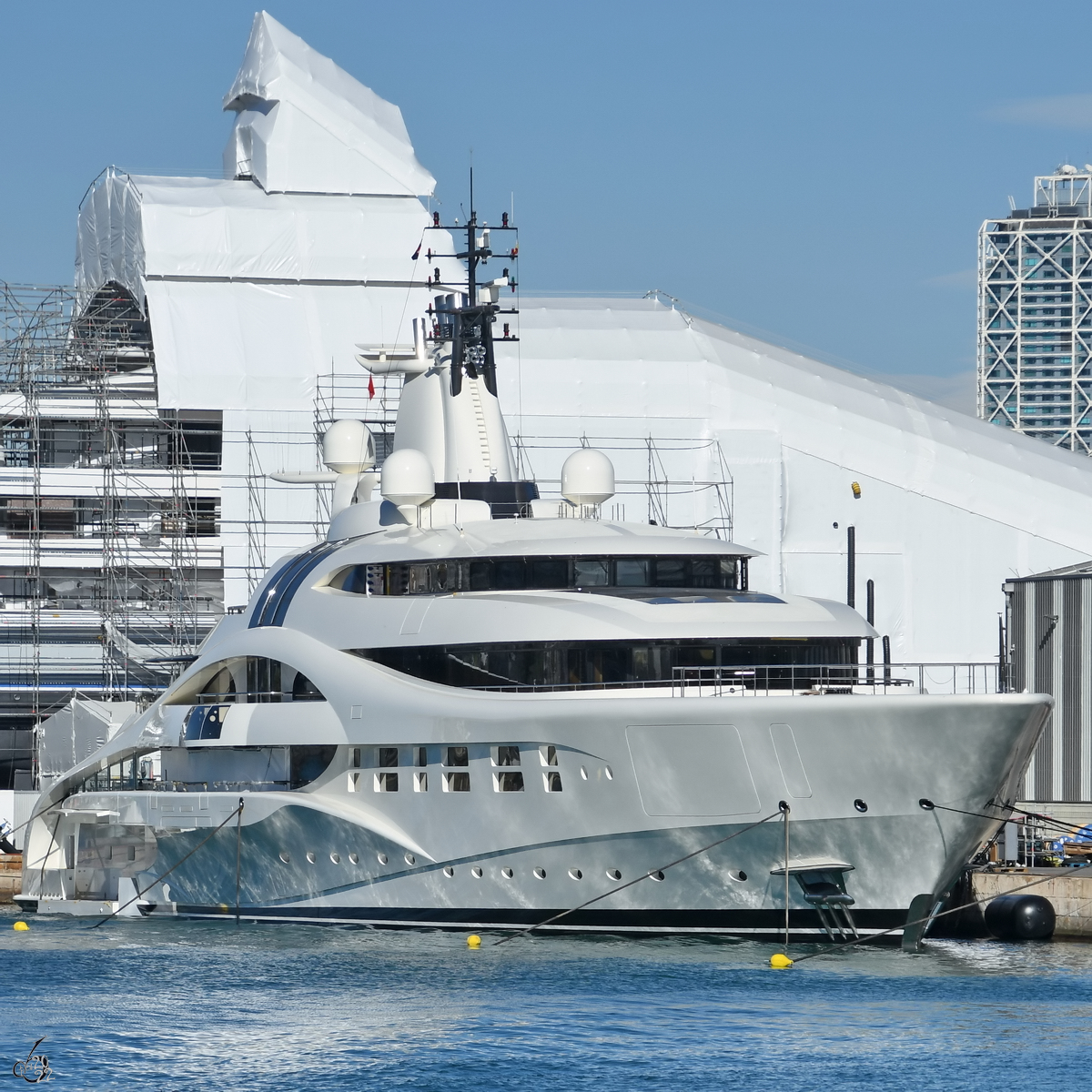 Die Großjacht AV war Anfang November 2022 im Hafen von Barcelona zu sehen.