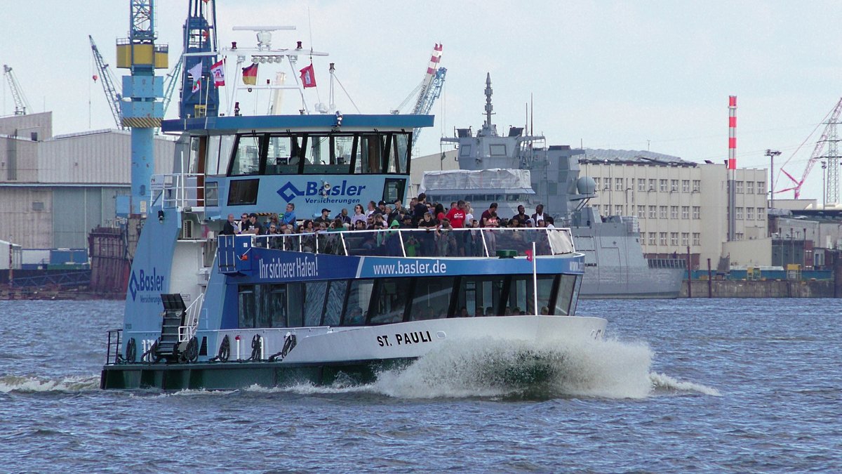 Die Hadag Hafenfähre St.Pauli ist unterwegs auf der Linie 62 von Landungsbrücken nach Finkenwerder kurz vor der Ankunft in Neumühlen(Övelgönne).
(Bild: Juli 2017)